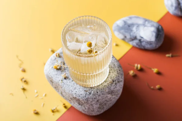Cocktail de seltz dur avec camomille et glace — Photo