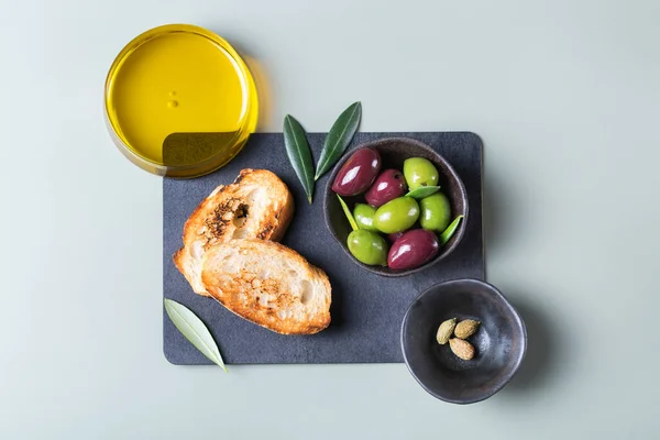 Extra vierge olijfolie op tafel — Stockfoto