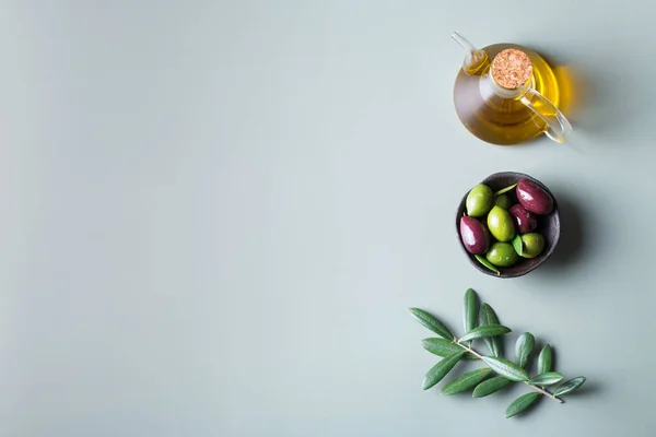 Extra vierge olijfolie op tafel — Stockfoto