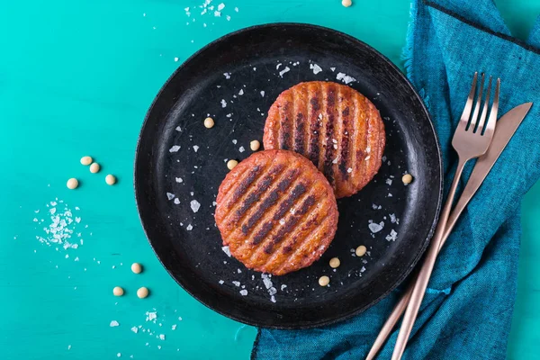 Burger terbuat dari daging berbasis tanaman, makanan mengurangi jejak karbon — Stok Foto