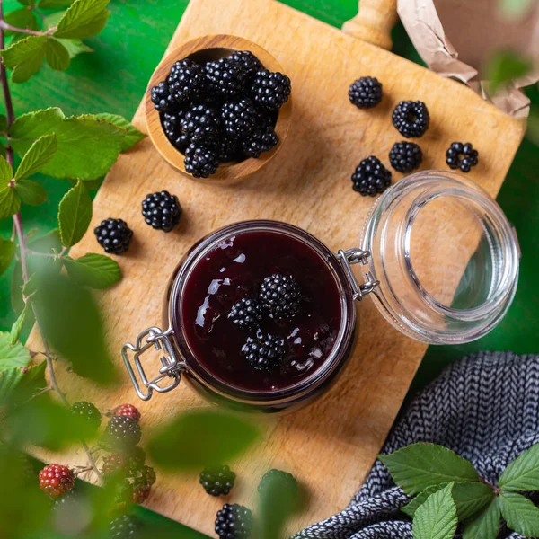 Geléia caseira de amora ou confiture, cozinhar, preservar em casa — Fotografia de Stock