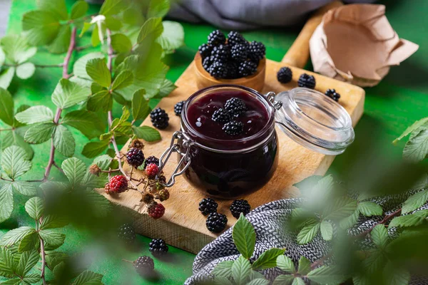 Hausgemachte Brombeermarmelade oder Confiture, Kochen, Konservieren zu Hause — Stockfoto