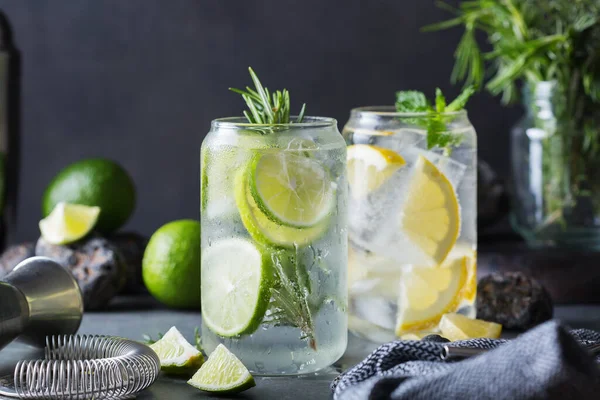 Harte Seltzer-Cocktails mit Limette und Zitrone und Barkeeper-Zubehör — Stockfoto