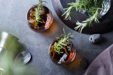 Masada tütsülenmiş biberiye eski moda kokteyl