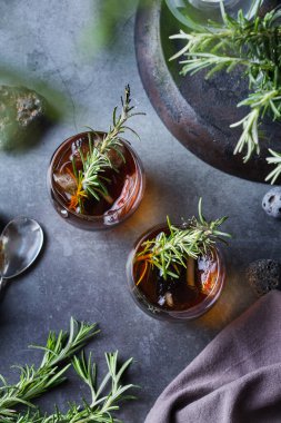 Masada tütsülenmiş biberiye eski moda kokteyl