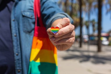 Gökkuşağı çantalı ve lgbt rozetli adam, gurur ayı