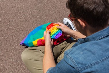 Gökkuşağı olan adam, oyuncak, lgbt çantası, gurur ayı