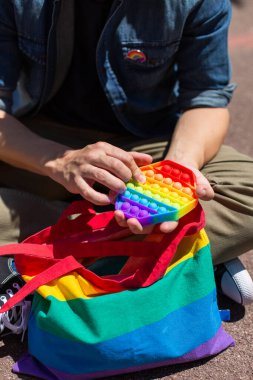 Gökkuşağı olan adam, oyuncak, lgbt çantası, gurur ayı