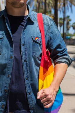 Gökkuşağı çantalı ve lgbt rozetli adam, gurur ayı