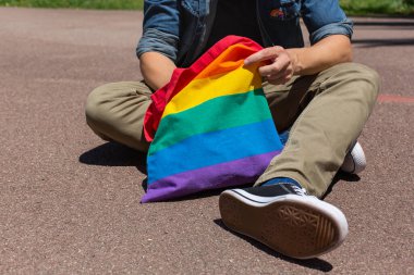 Gökkuşağı çantalı ve lgbt rozetli adam, gurur ayı