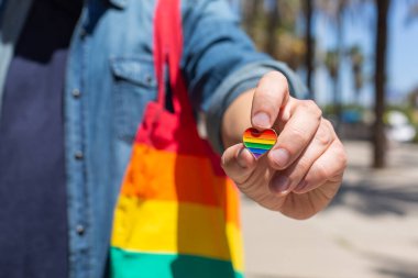 Gökkuşağı çantalı ve lgbt rozetli adam, gurur ayı