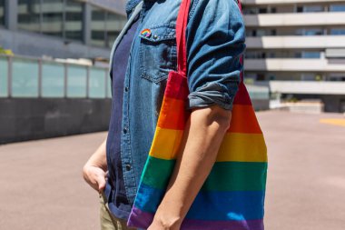 Gökkuşağı çantalı ve lgbt rozetli adam, gurur ayı