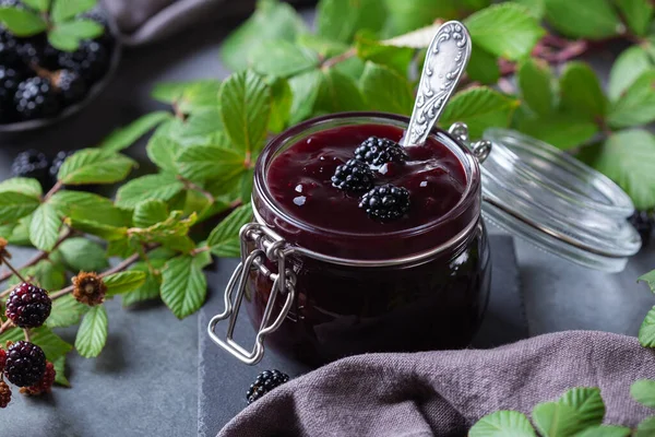 Hausgemachte Brombeermarmelade oder Confiture, Kochen, Konservieren zu Hause — Stockfoto