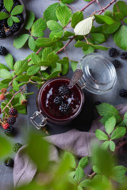 Ev yapımı böğürtlen reçeli ya da ziyafet, yemek pişirme, evde koruma