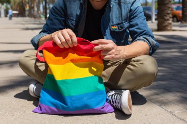 Gökkuşağı çantalı ve lgbt rozetli adam, gurur ayı