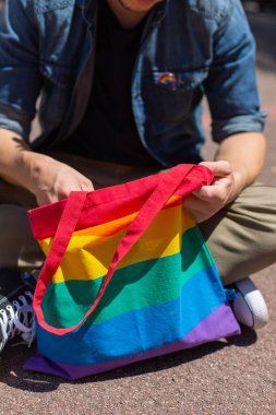 Gökkuşağı çantalı ve lgbt rozetli adam, gurur ayı