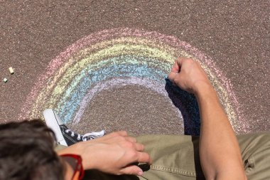 İnsan gökkuşağı çiziyor, lgbt 'ın sembolü.