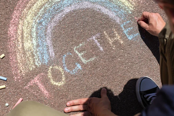 Mann zeichnet Regenbogen, Symbol von lgbt — Stockfoto