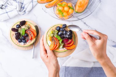 Kavun kabında yoğurtlu meyve salatası.