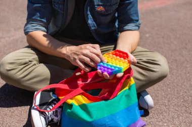 Gökkuşağı olan adam, oyuncak, lgbt çantası, gurur ayı
