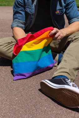 Gökkuşağı çantalı ve lgbt rozetli adam, gurur ayı