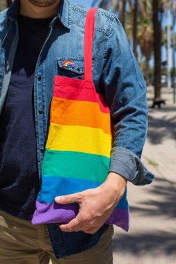 Gökkuşağı çantalı ve lgbt rozetli adam, gurur ayı