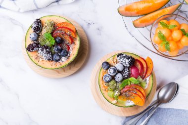 Kavun kabında yoğurtlu meyve salatası.