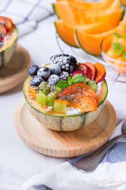 Kavun kabında yoğurtlu meyve salatası.