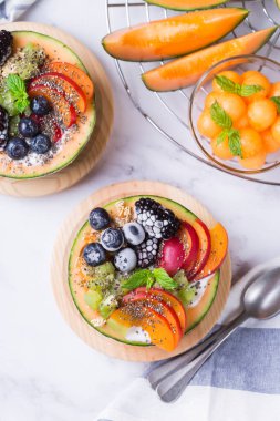 Kavun kabında yoğurtlu meyve salatası.