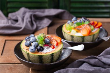 Kavun kabında yoğurtlu meyve salatası.