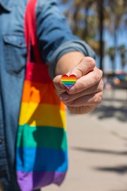 Gökkuşağı çantalı ve lgbt rozetli adam, gurur ayı