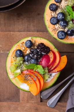 Kavun kabında yoğurtlu meyve salatası.