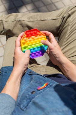 Gökkuşağı olan adam, oyuncak, lgbt rozeti, gurur ayı