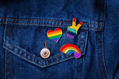Gökkuşağı lgbtq bayrak rozetleri kot arka planı, gurur ayı