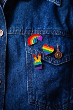 Gökkuşağı lgbtq bayrak rozetleri kot arka planı, gurur ayı