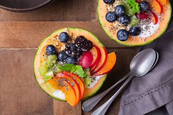 Kavun kabında yoğurtlu meyve salatası.