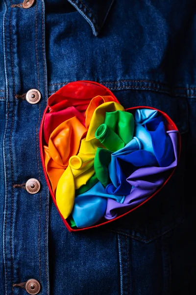 Hjärtformad regnbåge lgbtq flagga mot denim bakgrund, stolthet månad — Stockfoto