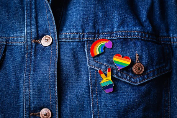 Insignias de bandera arco iris lgbtq contra fondo denim, mes de orgullo —  Fotos de Stock