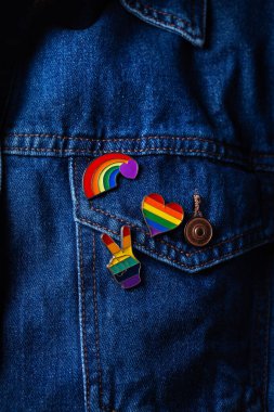 Gökkuşağı lgbtq bayrak rozetleri kot arka planı, gurur ayı