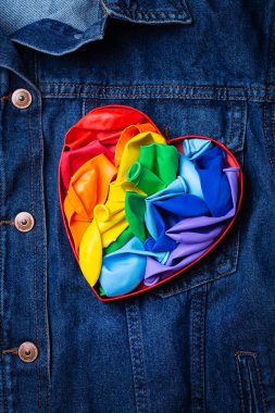 Kalp şeklinde gökkuşağı lgbtq bayrağı kot arka planda, gurur ayında