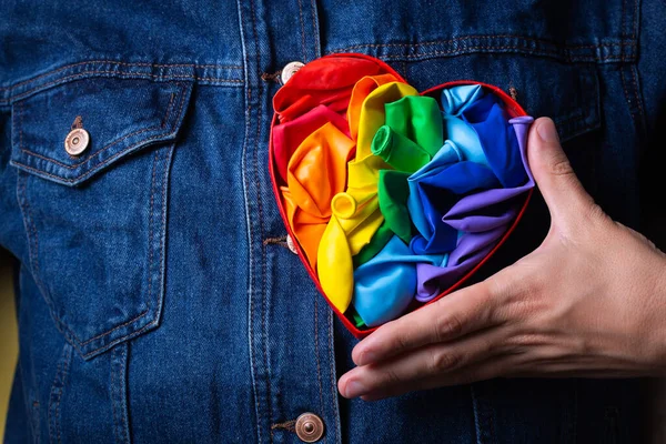 Manliga händer med hjärtformade regnbåge lgbtq flagga, stolthet månad — Stockfoto