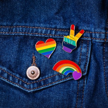 Gökkuşağı lgbtq bayrak rozetleri kot arka planı, gurur ayı