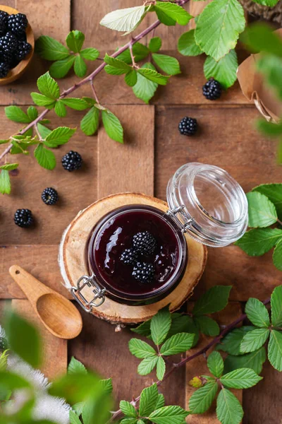 Geléia caseira de amora ou confiture, cozinhar, preservar em casa — Fotografia de Stock