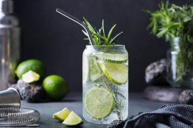 Limonlu, biberiyeli ve barmen aksesuarlı sert maden suyu kokteyli.