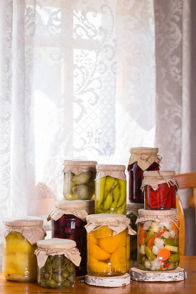 Conservado caseiro, alimentos fermentados, conservado em conserva, legumes marinados, compota de frutas — Fotografia de Stock