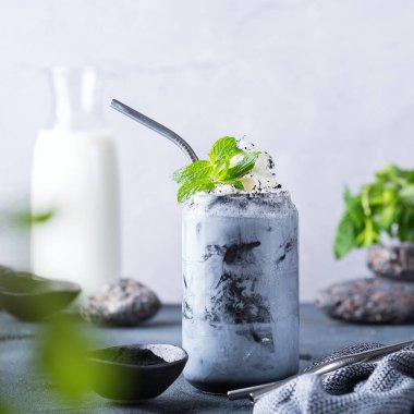 Kara buzlu kömür latte, detoks içecek.