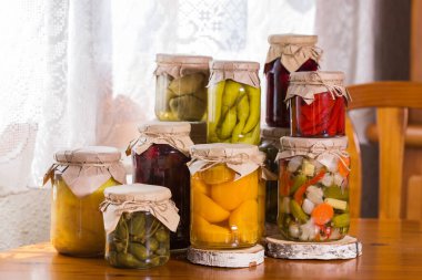 Ev yapımı, mayalanmış yiyecek, turşu, marine edilmiş sebze, meyve ezmesi.