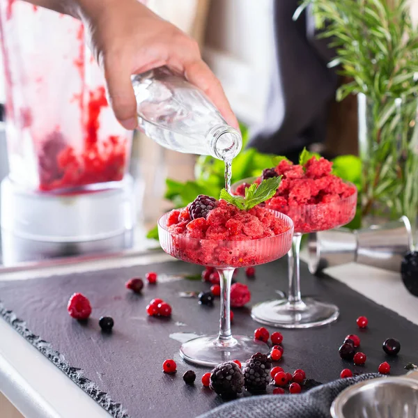 Mixologist fare rinfrescante granita o granita cocktail a casa — Foto Stock