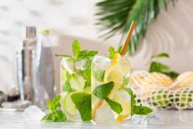 Yaz serinletici gölgeli sert maden suyu kokteyli