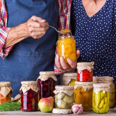 Kıdemli çift el ele tutuşup yiyecekleri sakladı.